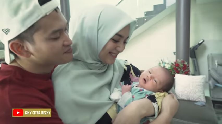 Rezky Aditya memeluk CItra Kirana dan baby Athar
