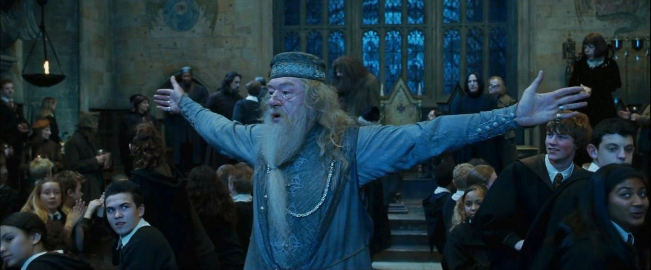 Dumbledore extendiendo sus brazos en el comedor de Hogwarts