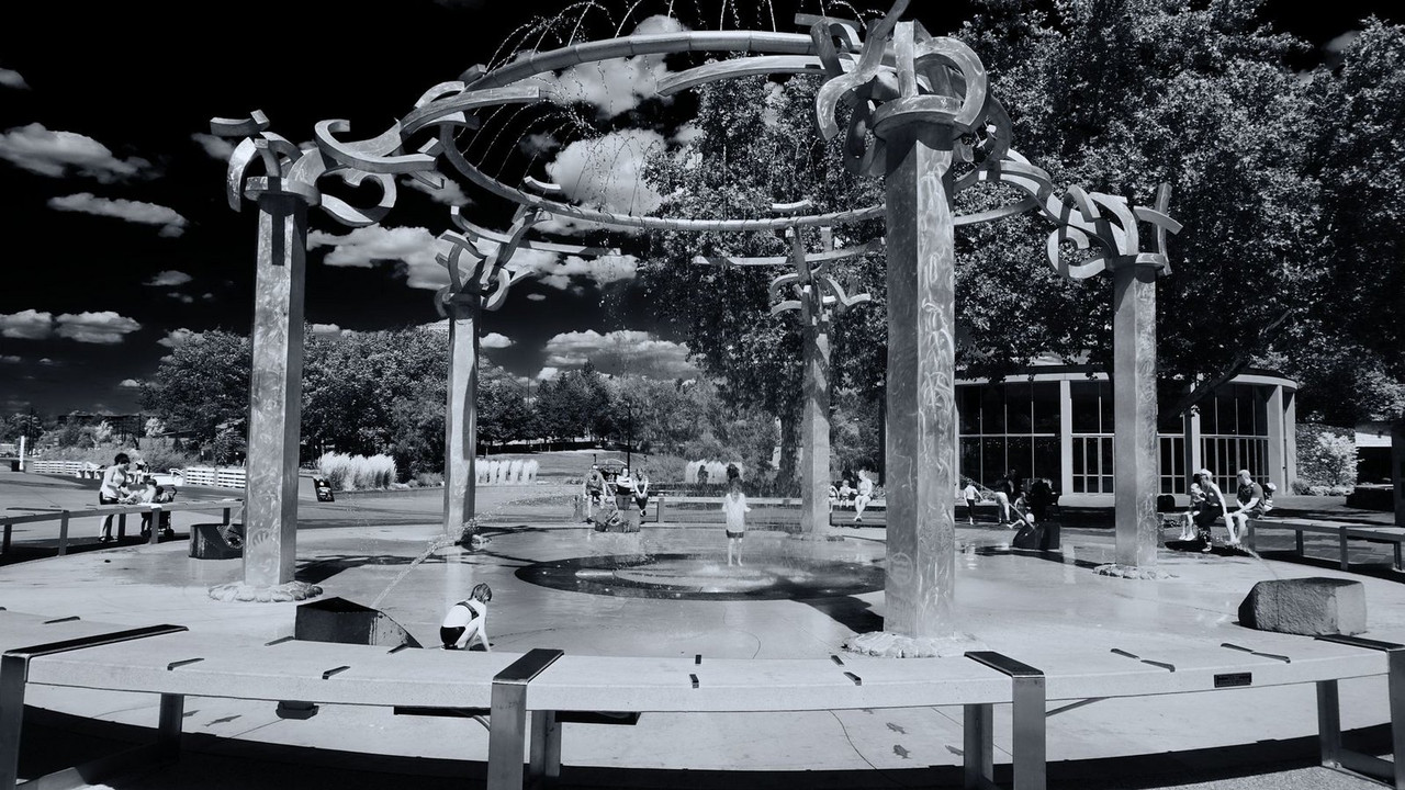 blacknwhite-fountain.jpg