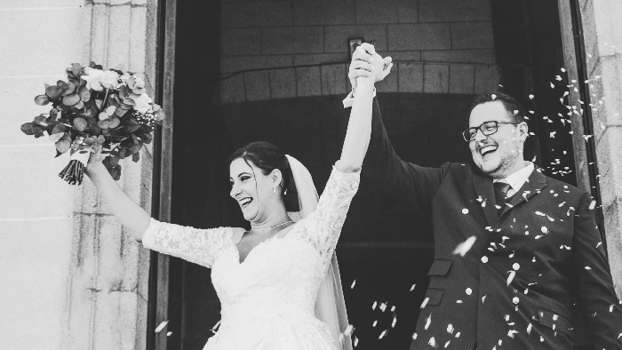 couple-marie-sortie-eglise-petales-bouquet-joie