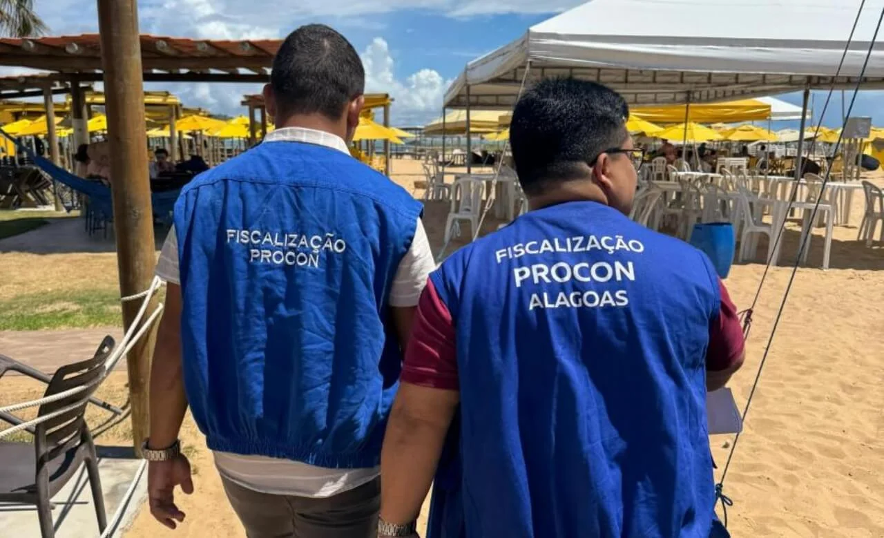 Procon autua cinco estabelecimentos na Praia do Gunga
