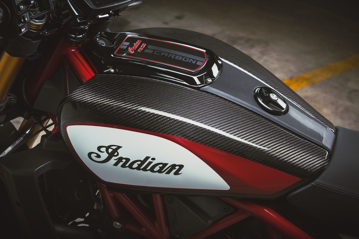 Мотоцикл Indian FTR1200 Carbon 2020 обзор