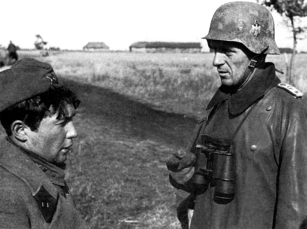 Interrogando a prisioneros rusos