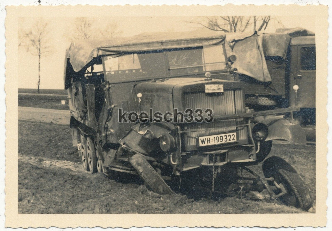 2 Fotos Panzer Halbkette mit Schild NICHT FAHRBEREIT am Kühler ! Sd.Kfz. Wrack !