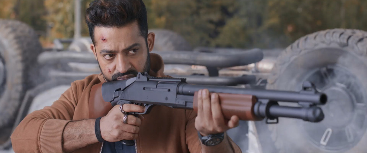War 2 2025 WebRip [Hindi + Tamil + Telugu] 480p 720p 1080p ESub Screenshot