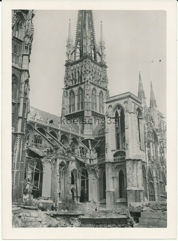 Foto Ruinen in der schwer zerstörten Stadt Rouen in Frankreich Kathedrale Kirche5