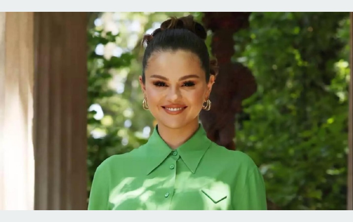 Selena Gomez y los elegantes looks inspirados en los años 60