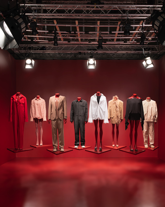 Valentino A Global Unboxing, 9 stylist interpretano la SS23 Valentino A Global Unboxing, 9 stylist interpretano la SS23