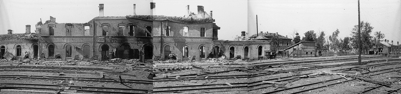 Zerstörtes Bahnhofsgebäude, Polozk, Juli 1944.