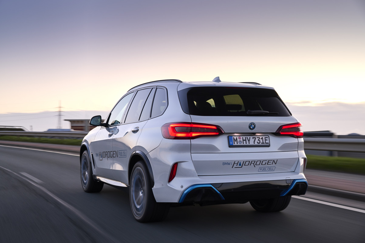 P90494374_highRes_bmw-ix5-hydrogen-on-
