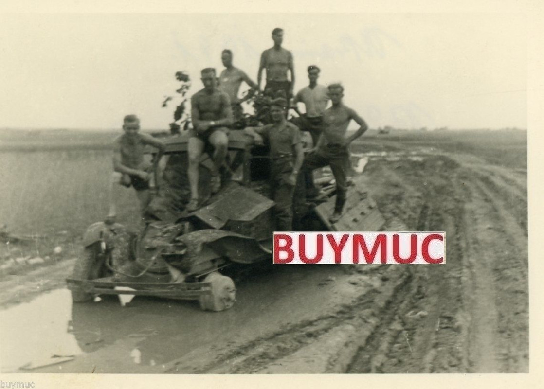 PHOTO RUSSLAND ZERSTÖRTE TECHNIK SOLDATEN