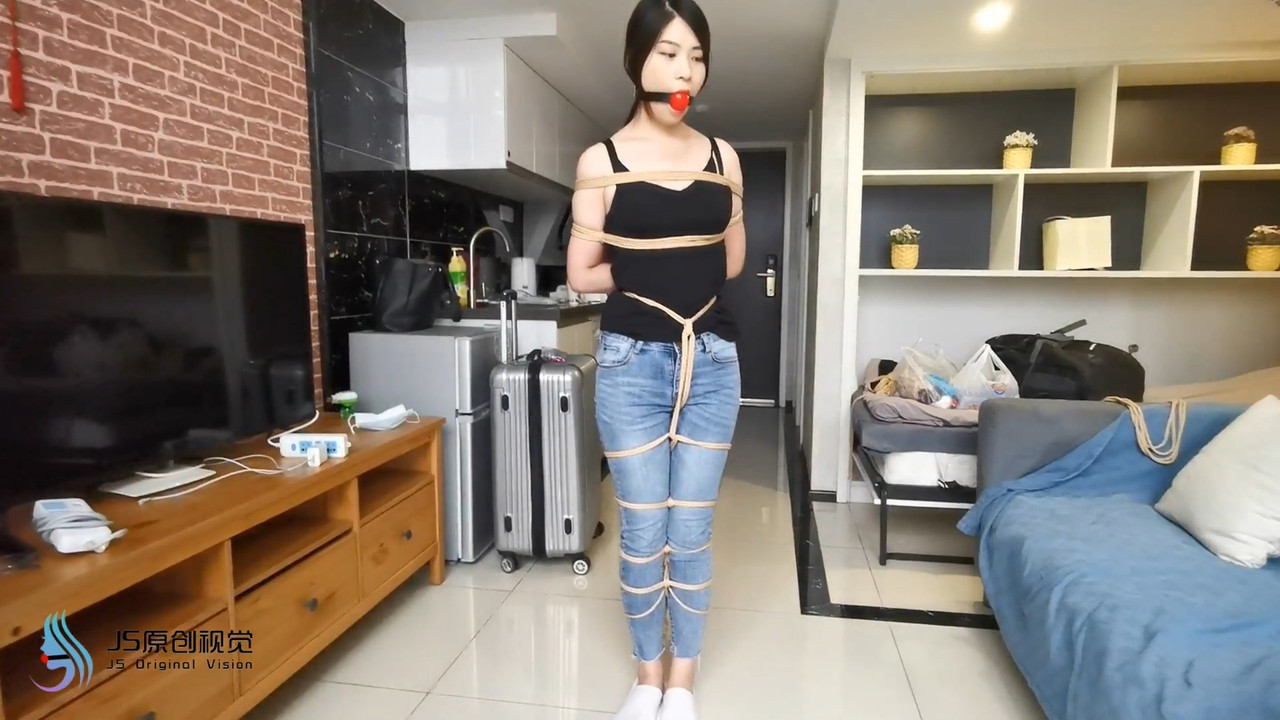 JS原创 冷兮牛仔裤 裸足 股绳 口球 强制TK.mp4_20200806_185334.801