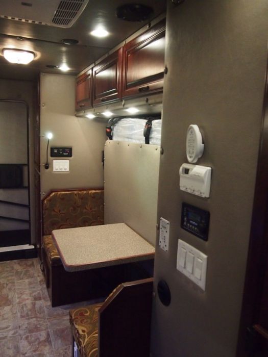 С таким грузовиком и дом не нужен