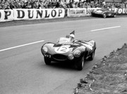 24 HEURES DU MANS YEAR BY YEAR PART ONE 1923-1969 - Page 33 54lm12-Jaguar-D-Type-Stirling-Moss-Peter-Walker-13