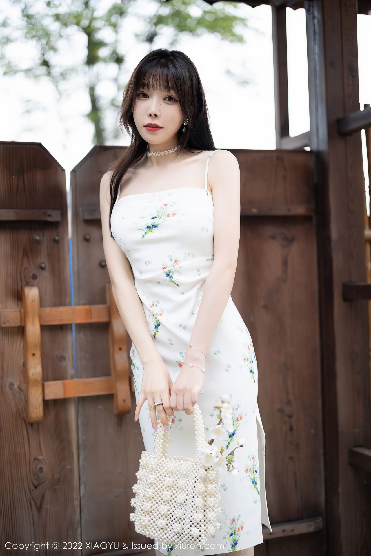 芝芝booty《性感白色吊带连衣裙》，诱人白色丝袜，美胸美臀无可比拟插图