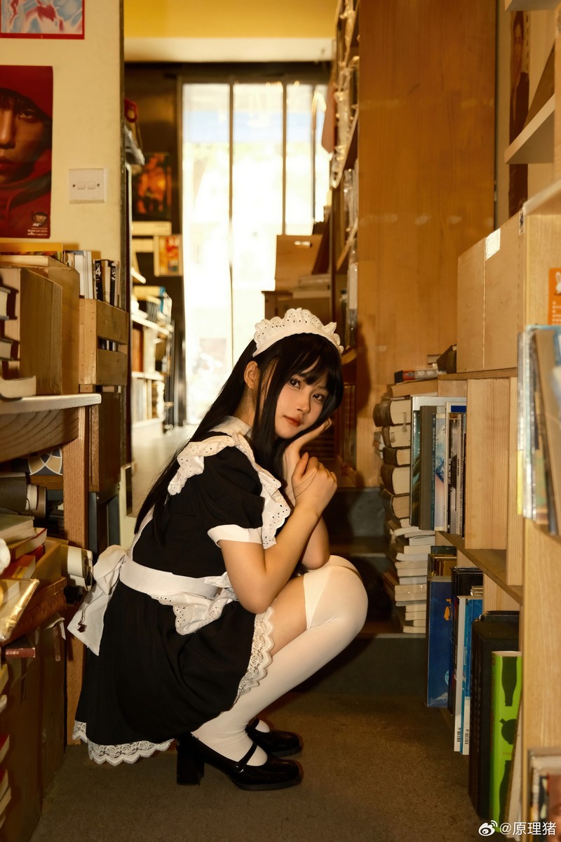 白莉爱吃巧克力 打工女仆 Cosplay 写真【12P｜100.3MB】插图1