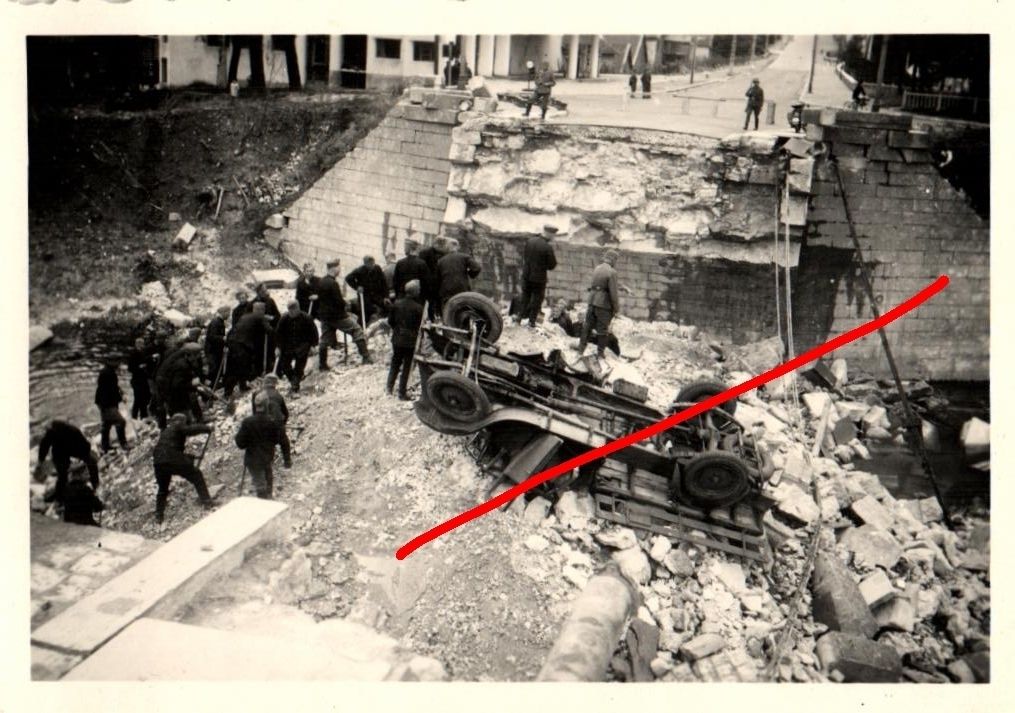 zerstörte Brücke mit LKW, ca. 1940