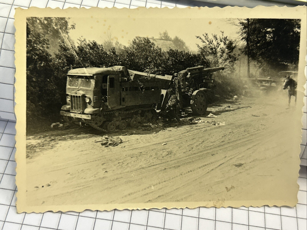 Foto Wk2 Wehrmacht Soldaten Kettenfahrzeug Fahrzeug Geschütz Front (1)