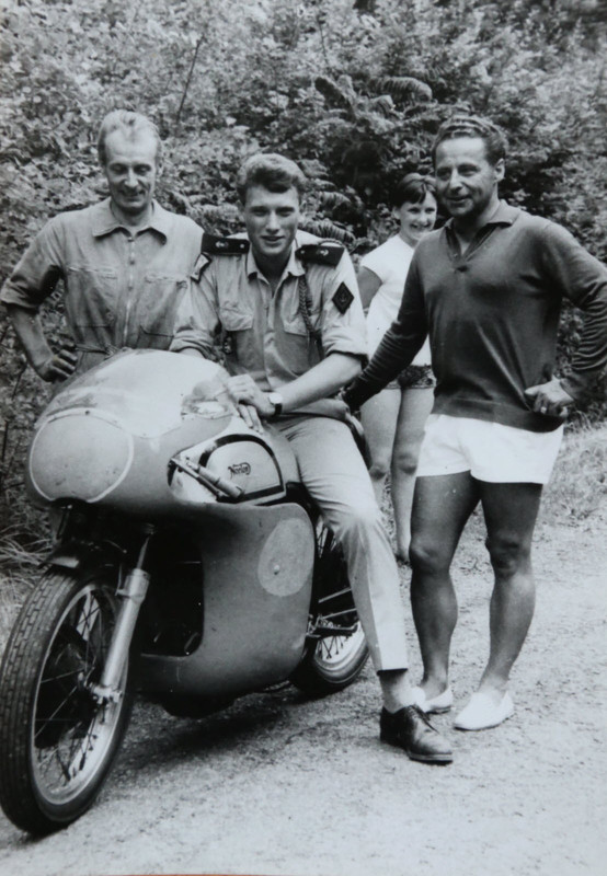 johnny-a-arc-et-senans-essaie-une-norton-de-course-avec-(a-gauche)-jean-touzalin-1512575362