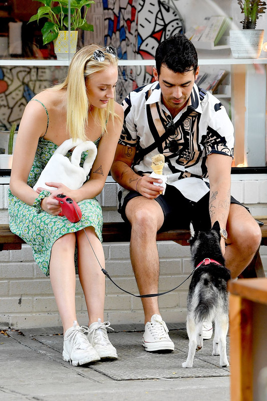 sophie-turner-and-joe-jonas-out-with-their-dog-in-mccarren-park