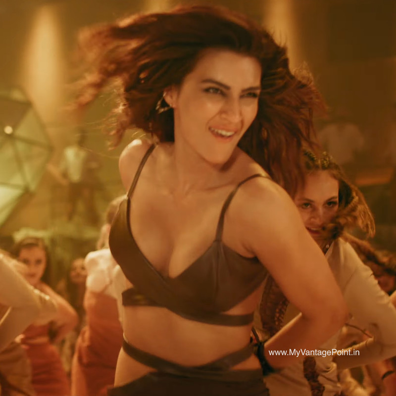 kriti-sanon-hot-in-hum-aaye-hai-song-from-ganapath-movie