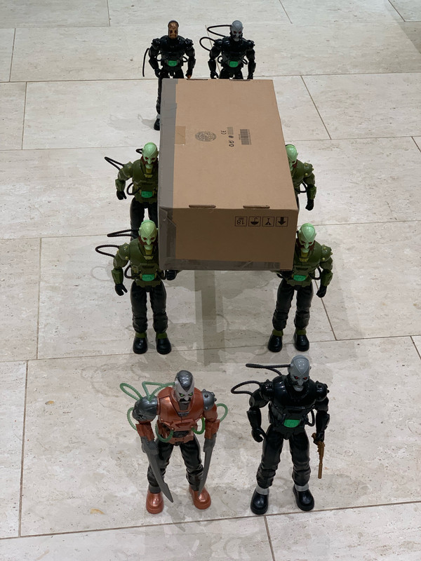 Robots and the important package. 759-C353-C-5565-44-B7-9-F68-8-EAC94-CD48-E4