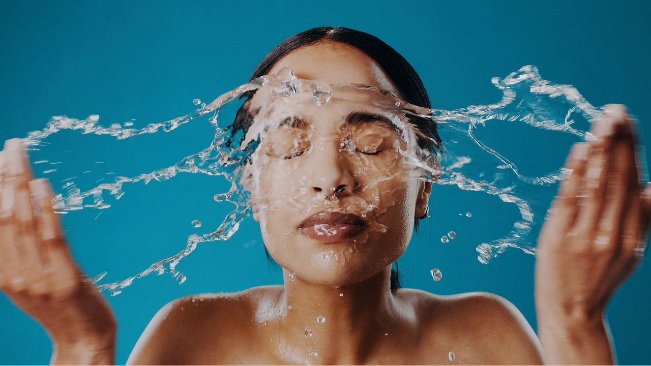 ¿Qué es mejor lavarse la cara con agua fría o tibia?