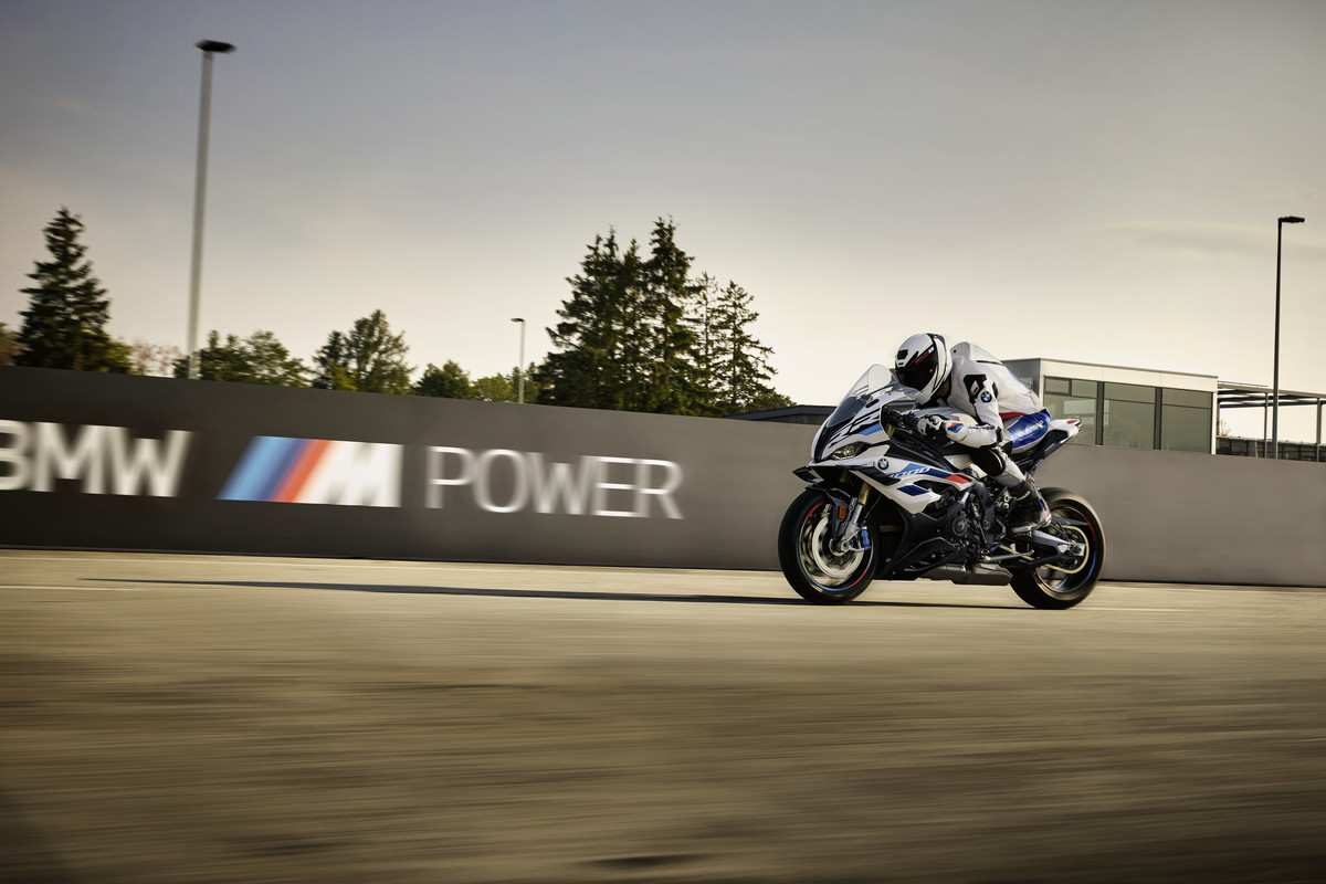 P90533675_highRes_bmw-motorrad-clothin