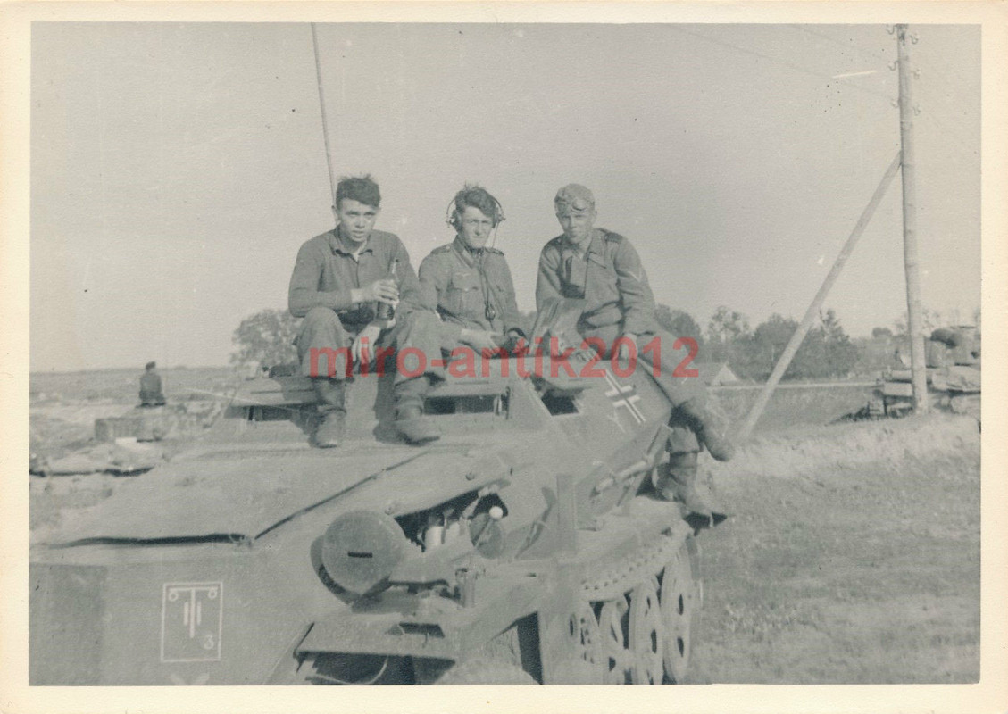 Foto, Wehrmacht, Blick auf einen Spähpanzer im F