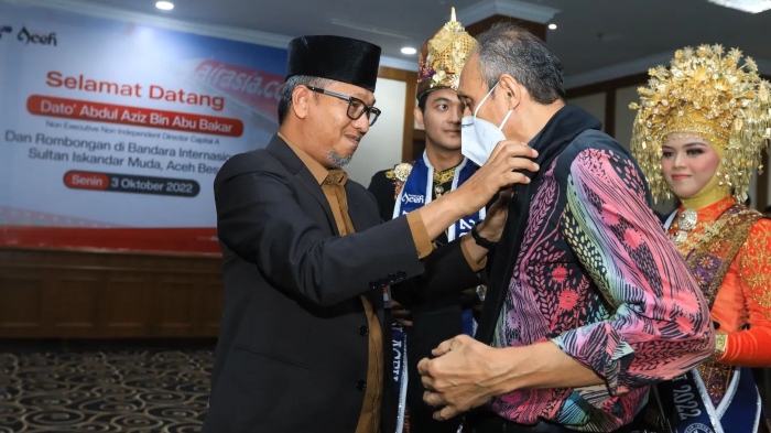Asisten 3 Sekretaris Daerah Aceh, Iskandar menyambut kedatangan Direksi Kapital A AirAsia, Dato' Abdul Aziz bin Abu Bakar.