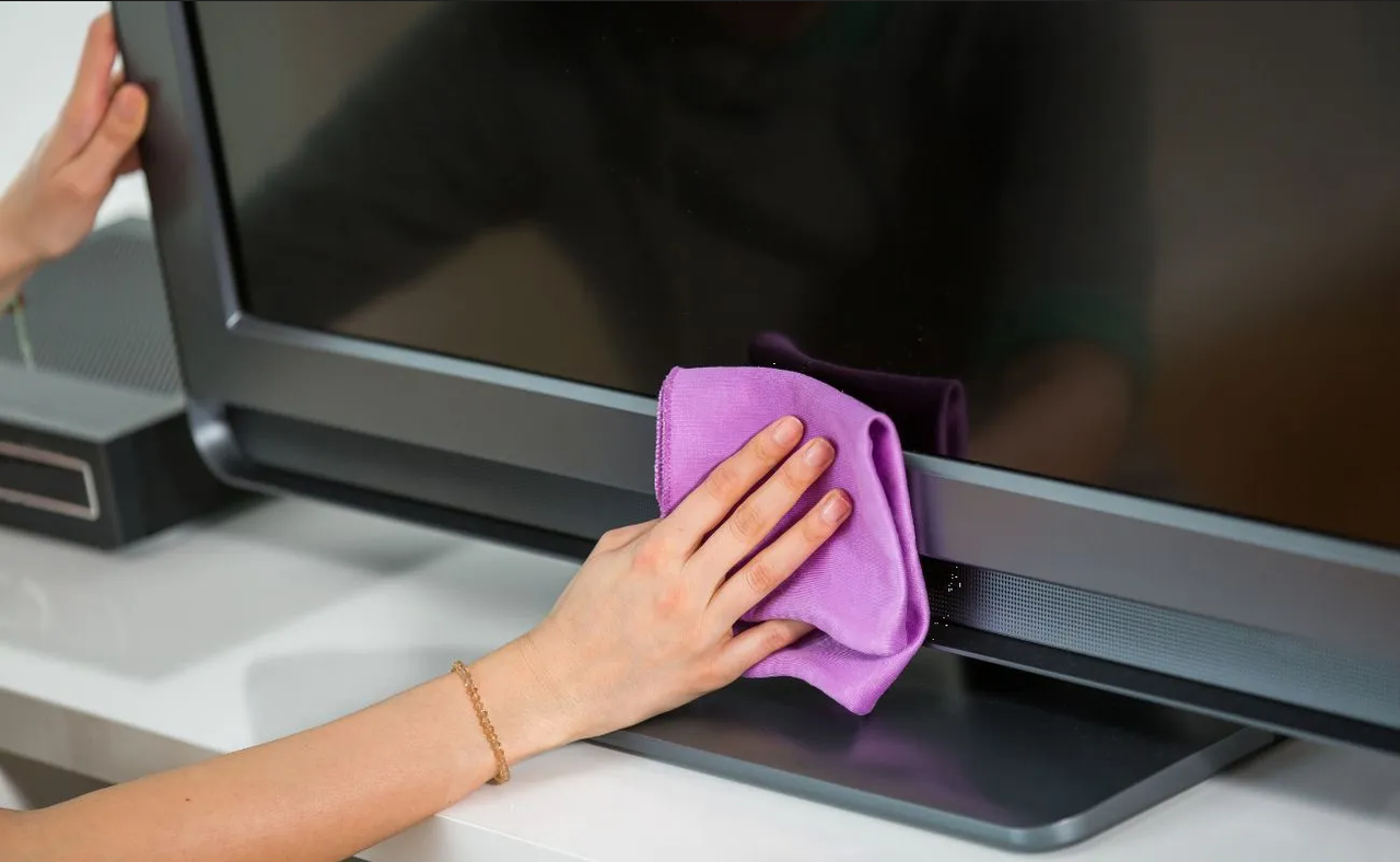 ¿Cómo limpiar la pantalla de mi TV sin dañarla?