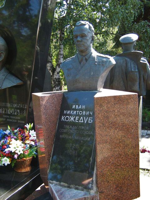 Tumba de Ivan Nikitovich Kozhedub en el cementerio de Novodevichy, Moscú Tumba de Ivan Nikitovich Kozhedub en el cementerio de Novodevichy, Moscú