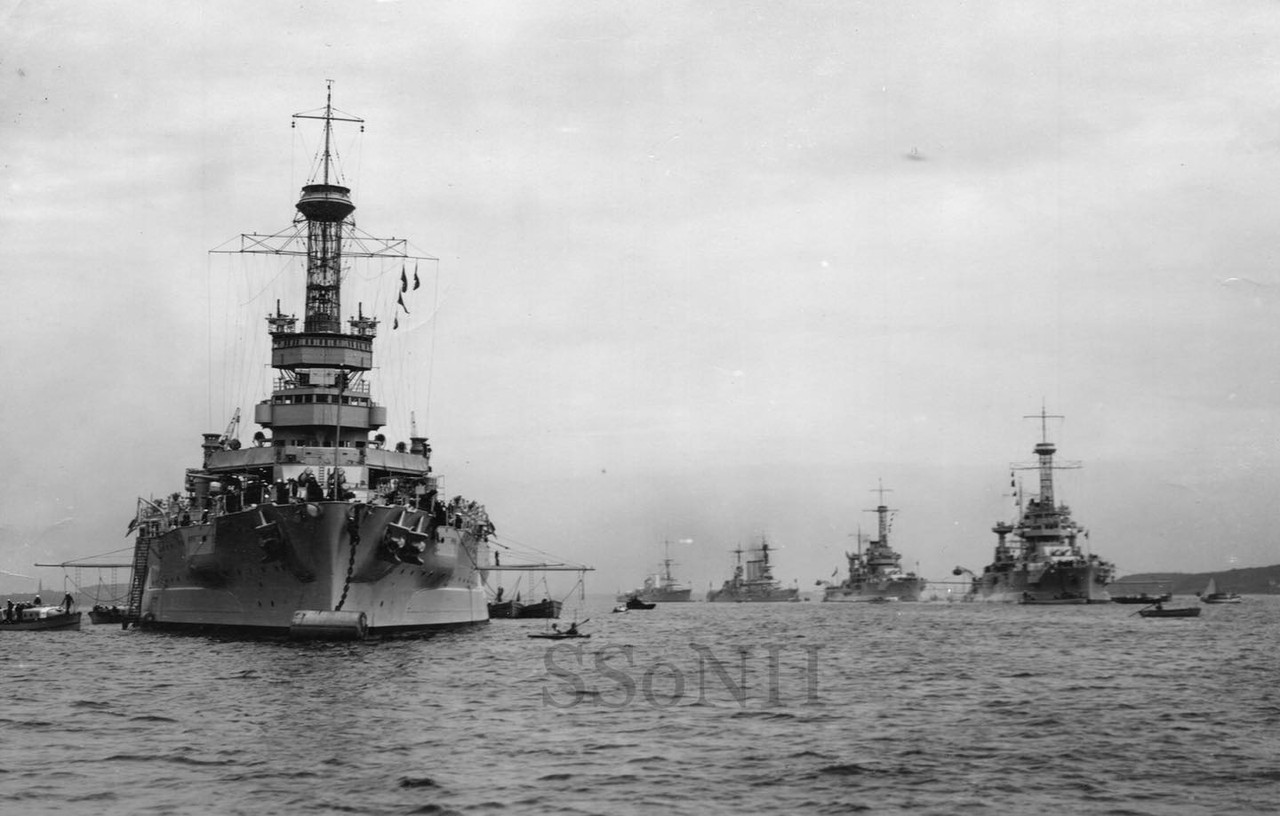 USS-Arkansas-USS-Florida-USS-Utah-Hessen-y-Koln-en-Kiel-Entre-17-y-21-de-jul-1930.jpg