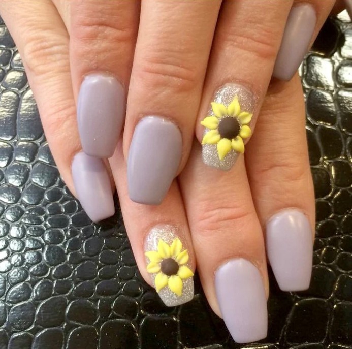 Uñas de acrílico con girasoles