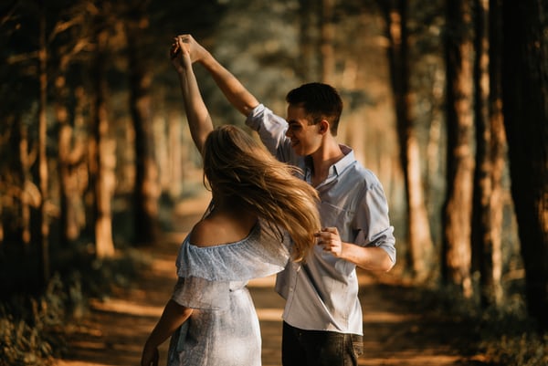 An den Beitrag angehängtes Bild: https://i.postimg.cc/qqB66QpW/Dancing-Couples-Gifts.jpg