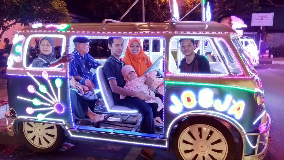 Pengunjung yang menikmati alun-alun kidul Yogyakarta dengan menggunakan sepeda gembira.