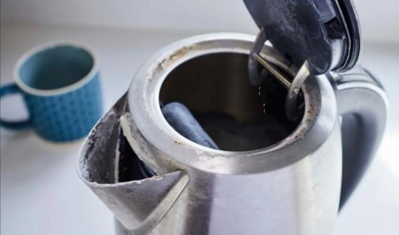 ¿Cómo sacar el sarro del interior de la tetera? Aplica este truco