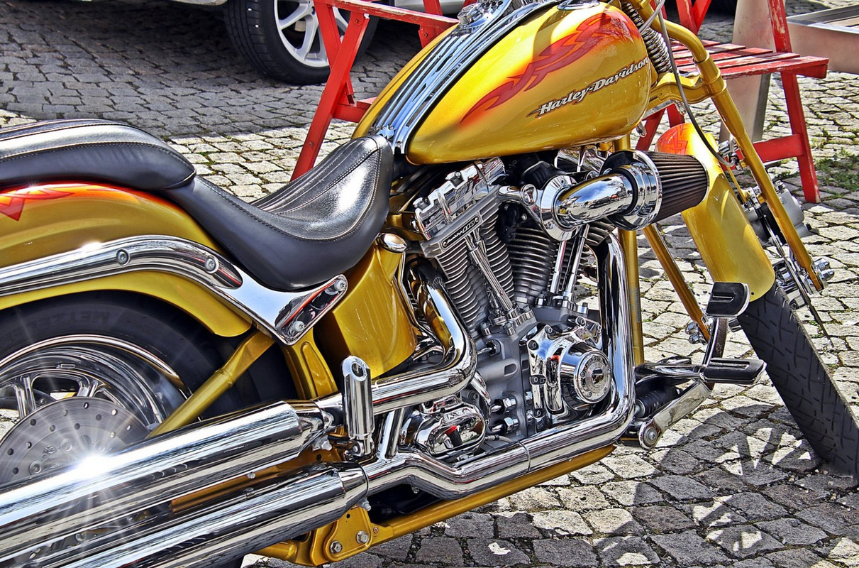 yellow-harley-dis.jpg