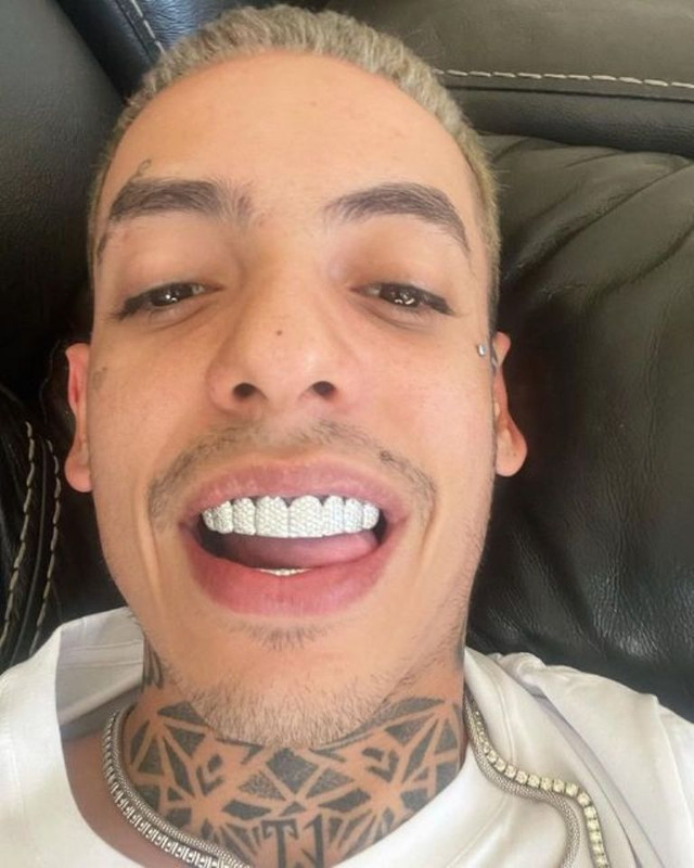 Natanael Cano se pone diamantes en los dientes y así luce