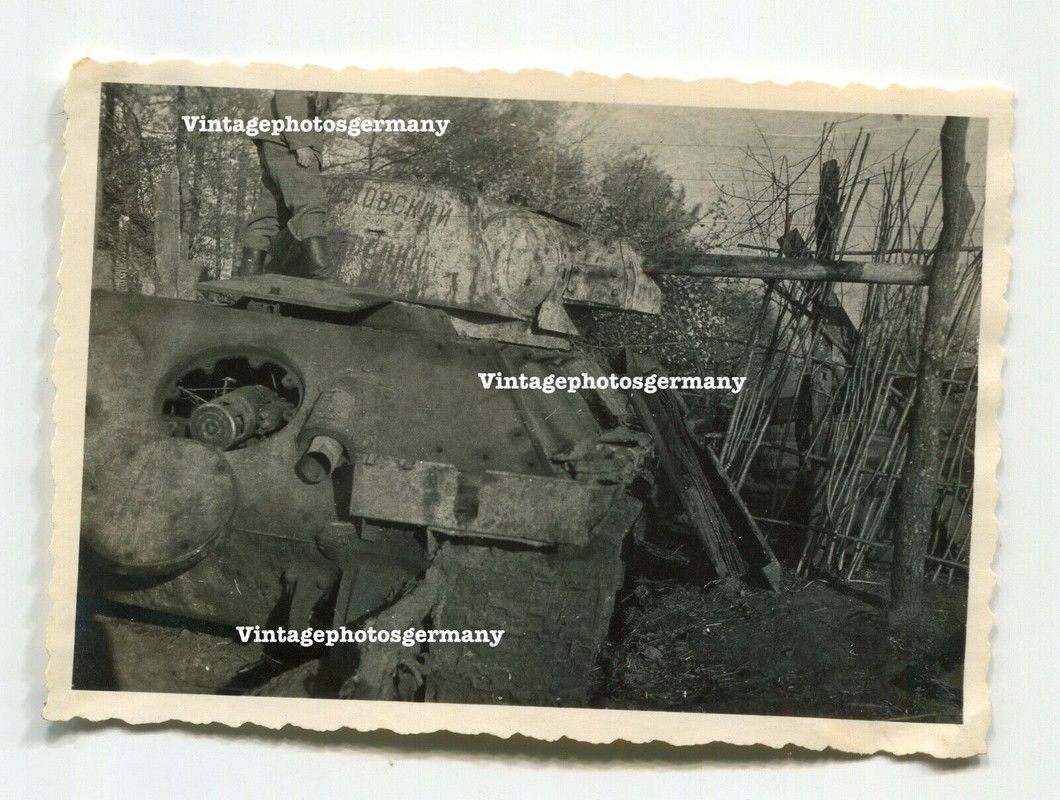 Foto Russland 1943 Div. GD abgeschossener russischer Panzer T34 Aufschrift (2)