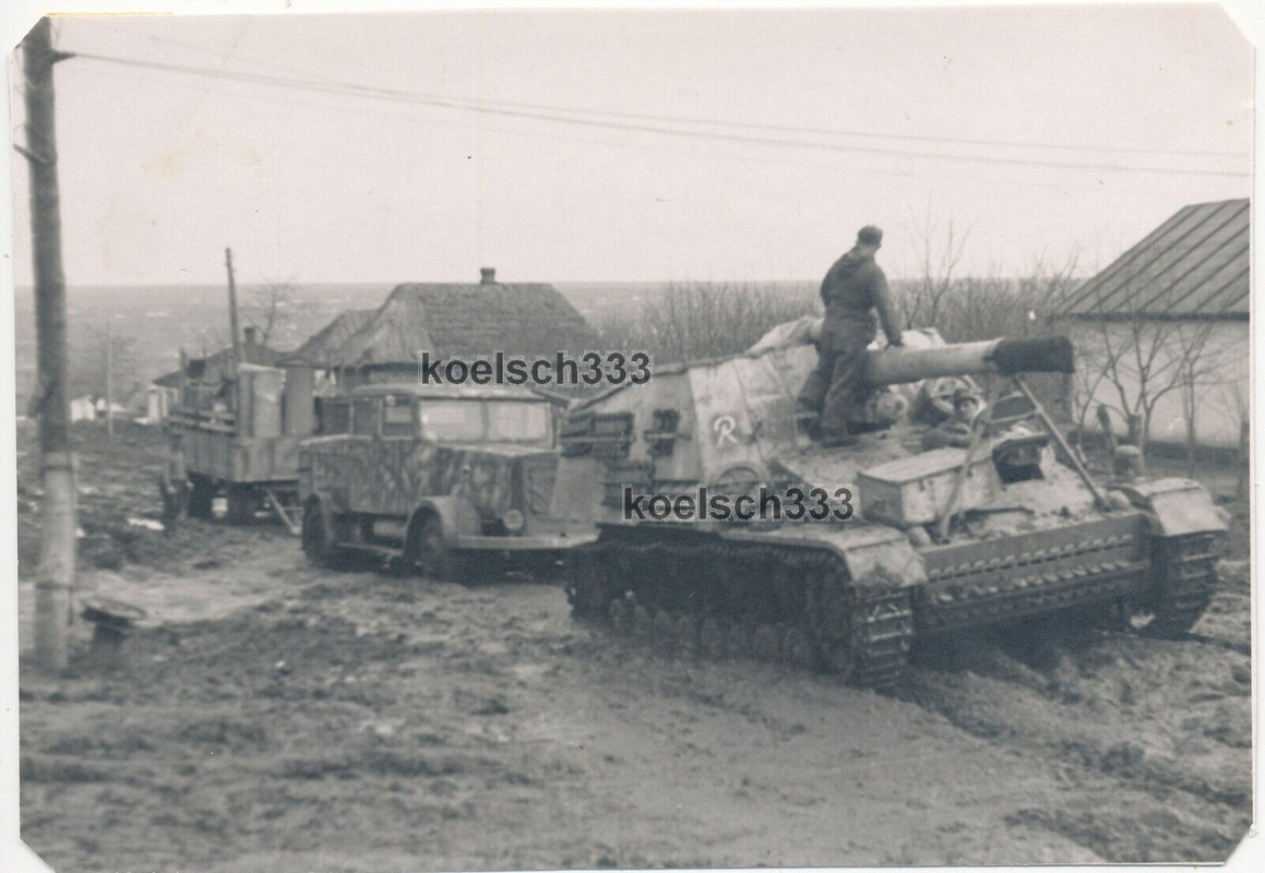 Foto 1.(F)Aufkl. Gr. Nacht Panzer Nashorn Faun Radschlepper in Focsani Rumänien