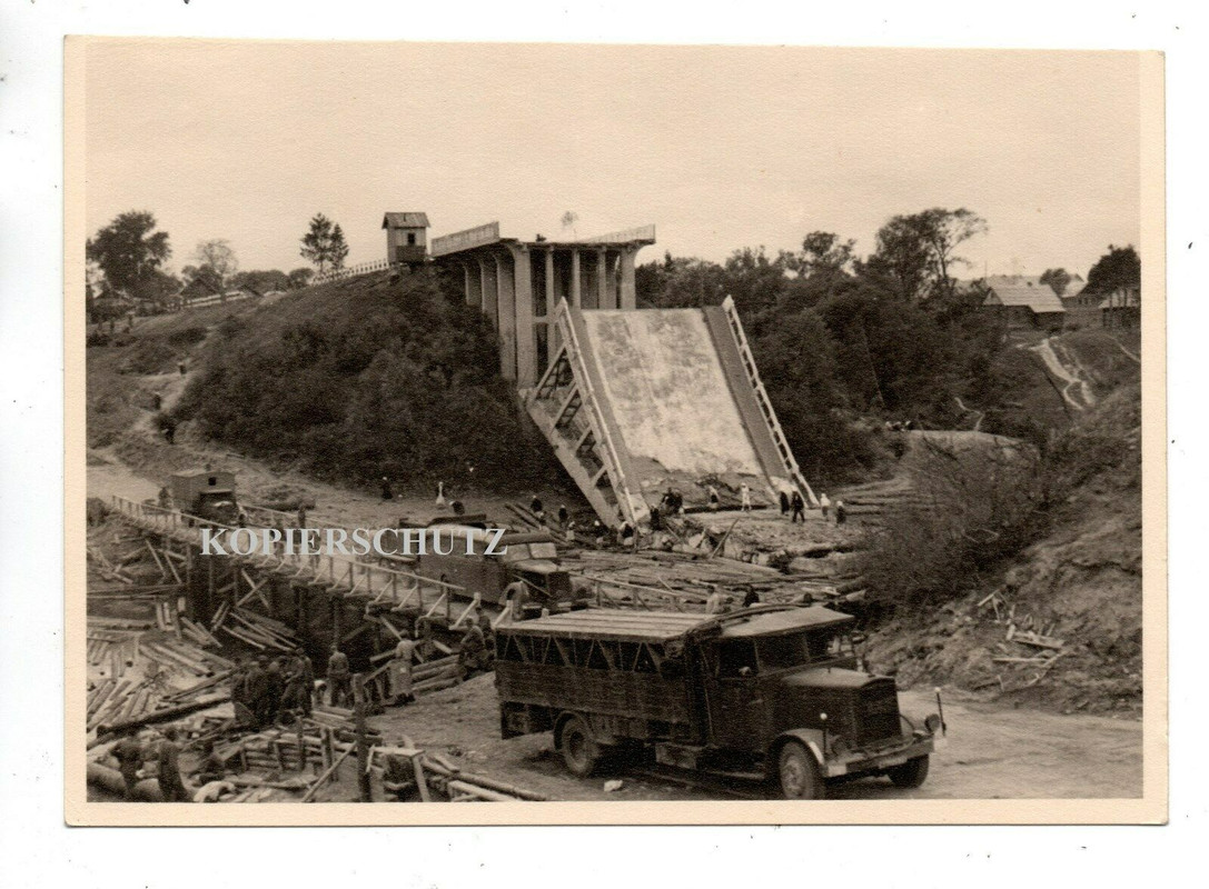 Russland 1941 zerst. gesprengte Brücke Notbrücke Soldat SDkfz LKW Flak Krad
