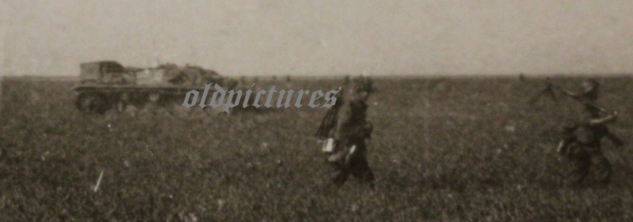 Foto - StuG - Sturmgeschütz und Soldaten auf Vormarsch