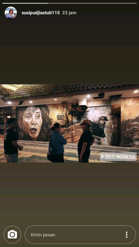 Susi Pujiastuti berbincang dengan Sardono sembari menikmati mural bergambar dirinya.