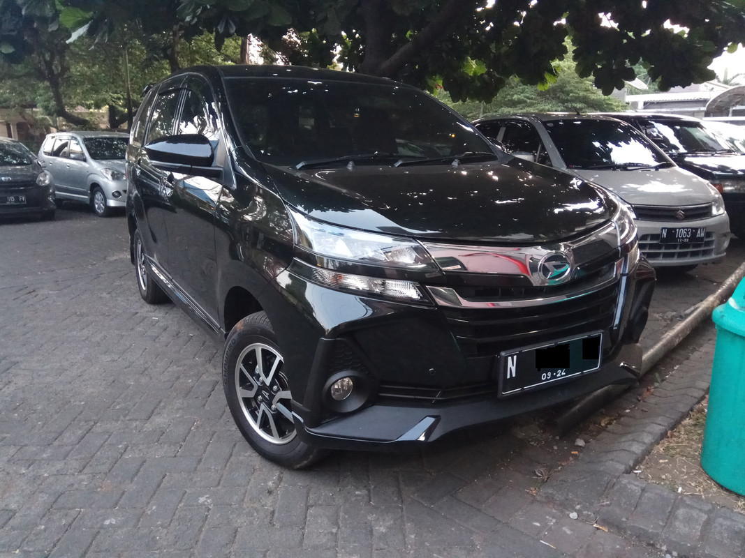 2019_Daihatsu_Xenia_1.5_R_Deluxe_(front),_Malang