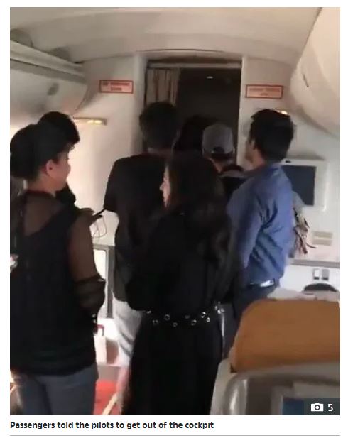 Penumpang meneriaki pilot untuk keluar dari kokpit.