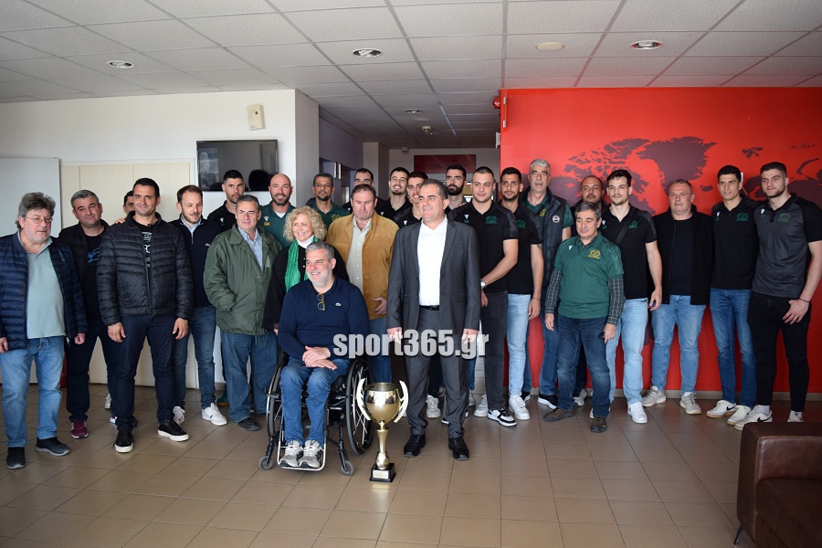 , Οι θριαμβευτές της Καλαμάτας ’80 στο Δημαρχείο: Η πόλη υποκλίθηκε στους πρωταθλητές! – «Να γιορτάσουμε και για την Μαύρη Θύελλα» (φωτο & βίντεο)