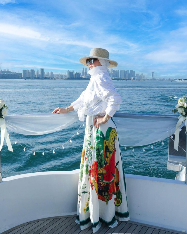 Potret cantik Syahrini pakai dress putih saat liburan naik yacht mewah saat liburan ke Jepang.
