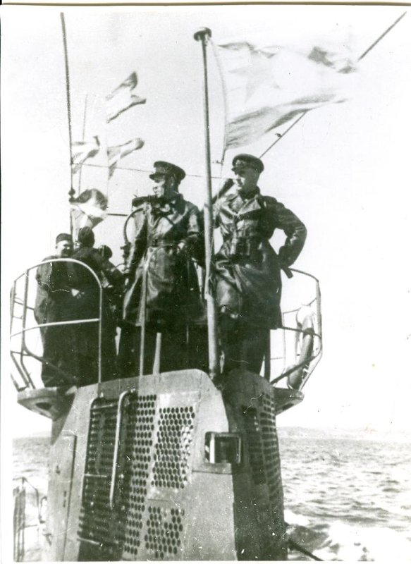 С-56». Крайний справа - командир корабля Щедрин Г.И.