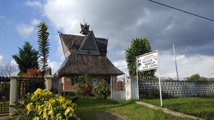 Bangunan museum Karo Lingga yang pada bagian atasnya menggunakan arsitektur rumah adat khas Karo. 